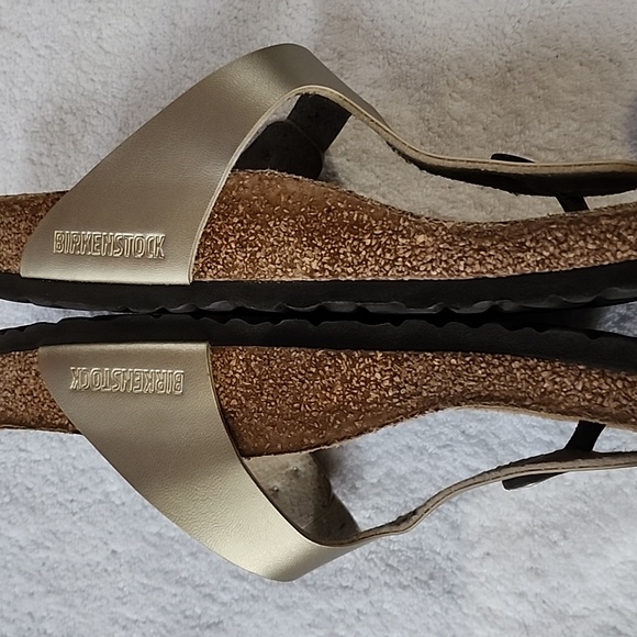 Birkenstock Gizeh Womens Gold Sandals  Size 7 Preowned - Picture 4 of 10